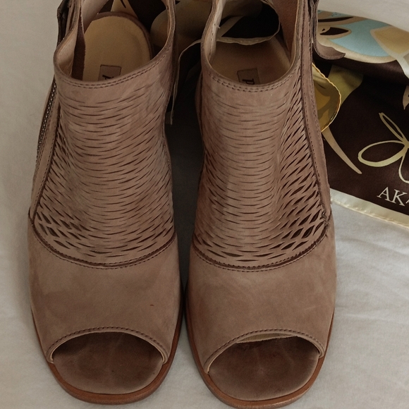 Paul Greene Women's Beige Peep-Toe Heels.5.5M - Picture 3 of 9